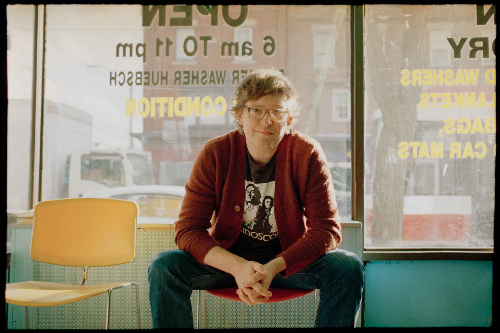 «Мне нравятся люди, которые не играют по правилам»: Алекс Эдкинс из Weird Nightmare выпускает яркий пауэр‑поп‑альбом «Hoopla» после двух десятилетий буйного грохота METZ