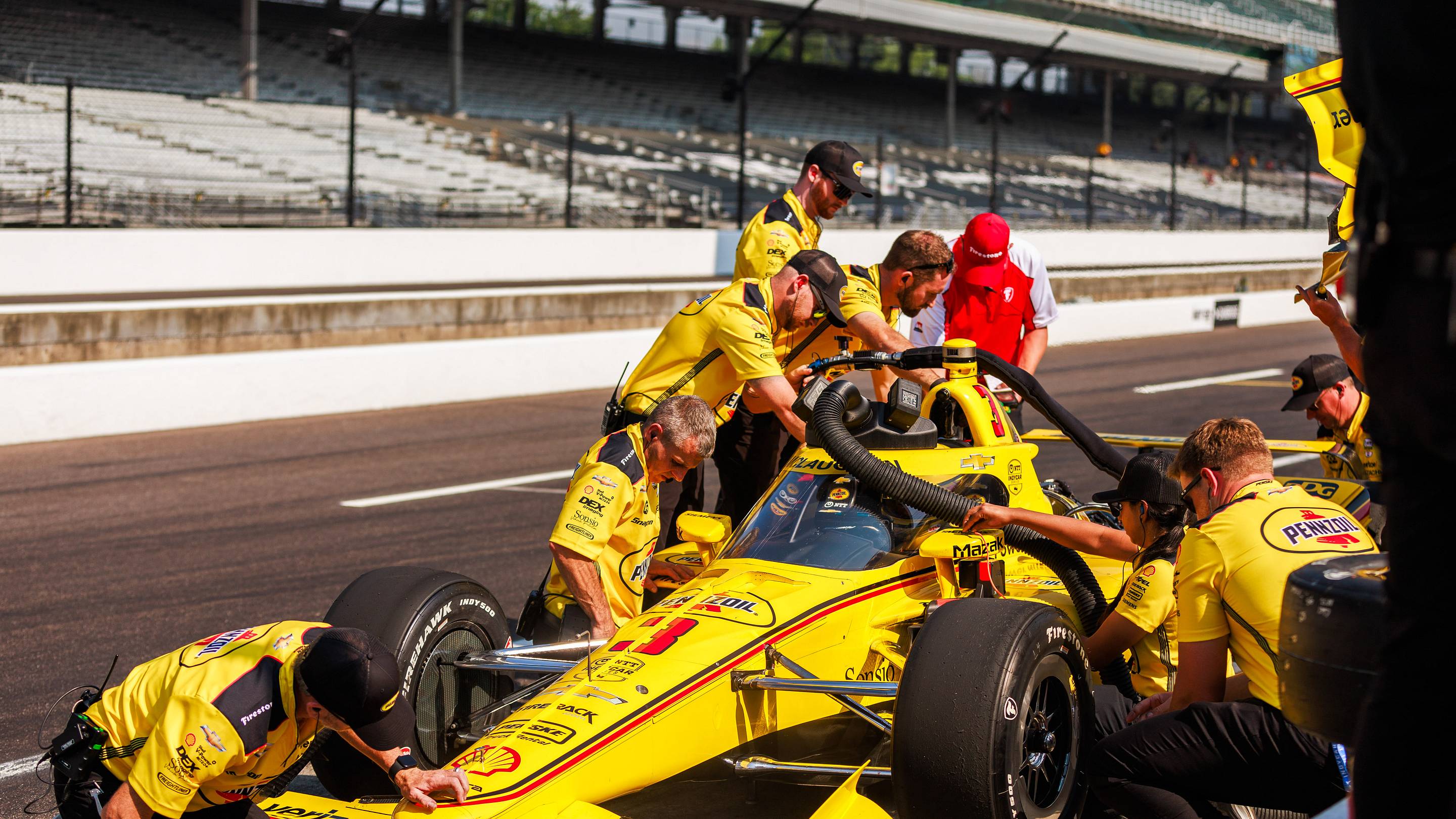 Квалификационная неразбериха: Team Penske занимает первый ряд, Сигел вылетает из состава Инди‑500
